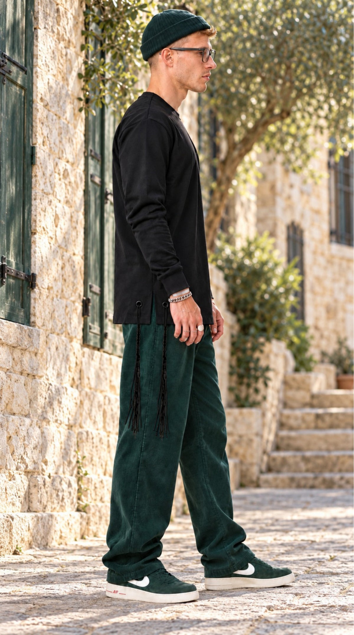 Blessing Circle של 613, חולצת ציצית שחורה עם שרוול ארוך, צילום חוץ במדרגות אבן