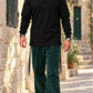 Blessing Circle של 613, חולצת ציצית שחורה עם שרוול ארוך, צילום חוץ במדרגות אבן
