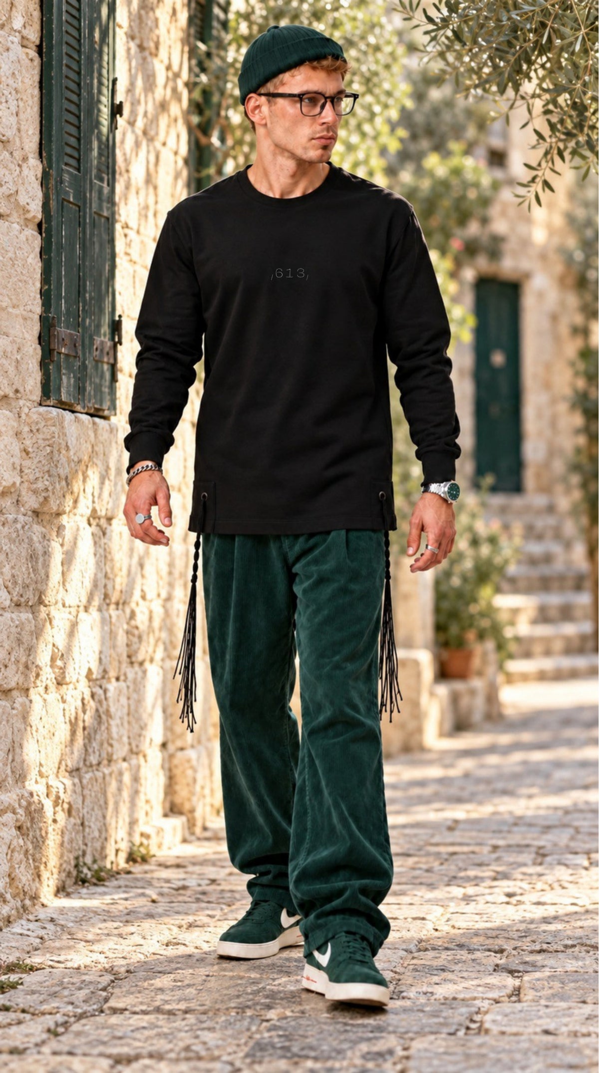 Blessing Circle של 613, חולצת ציצית שחורה עם שרוול ארוך, צילום חוץ במדרגות אבן