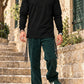 Blessing Circle של 613, חולצת ציצית שחורה עם שרוול ארוך, צילום חוץ במדרגות אבן