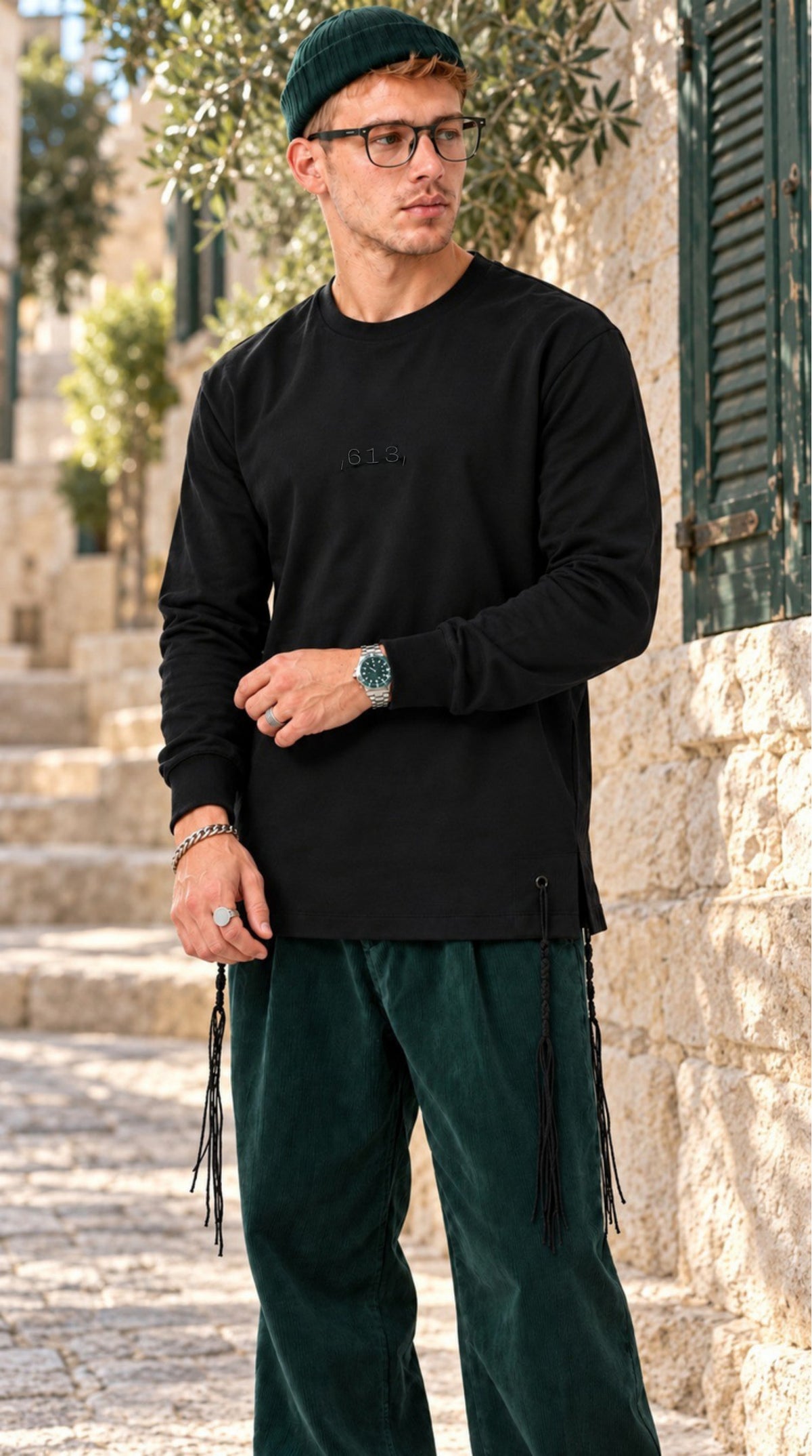 Blessing Circle של 613, חולצת ציצית שחורה עם שרוול ארוך, צילום חוץ במדרגות אבן