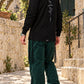 Blessing Circle של 613, חולצת ציצית שחורה עם שרוול ארוך, צילום חוץ במדרגות אבן