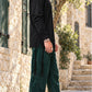 Blessing Circle של 613, חולצת ציצית שחורה עם שרוול ארוך, צילום חוץ במדרגות אבן