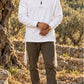 Blessing Circle של 613, חולצת ציצית לבנה עם שרוול ארוך, צילום חוץ בטבע