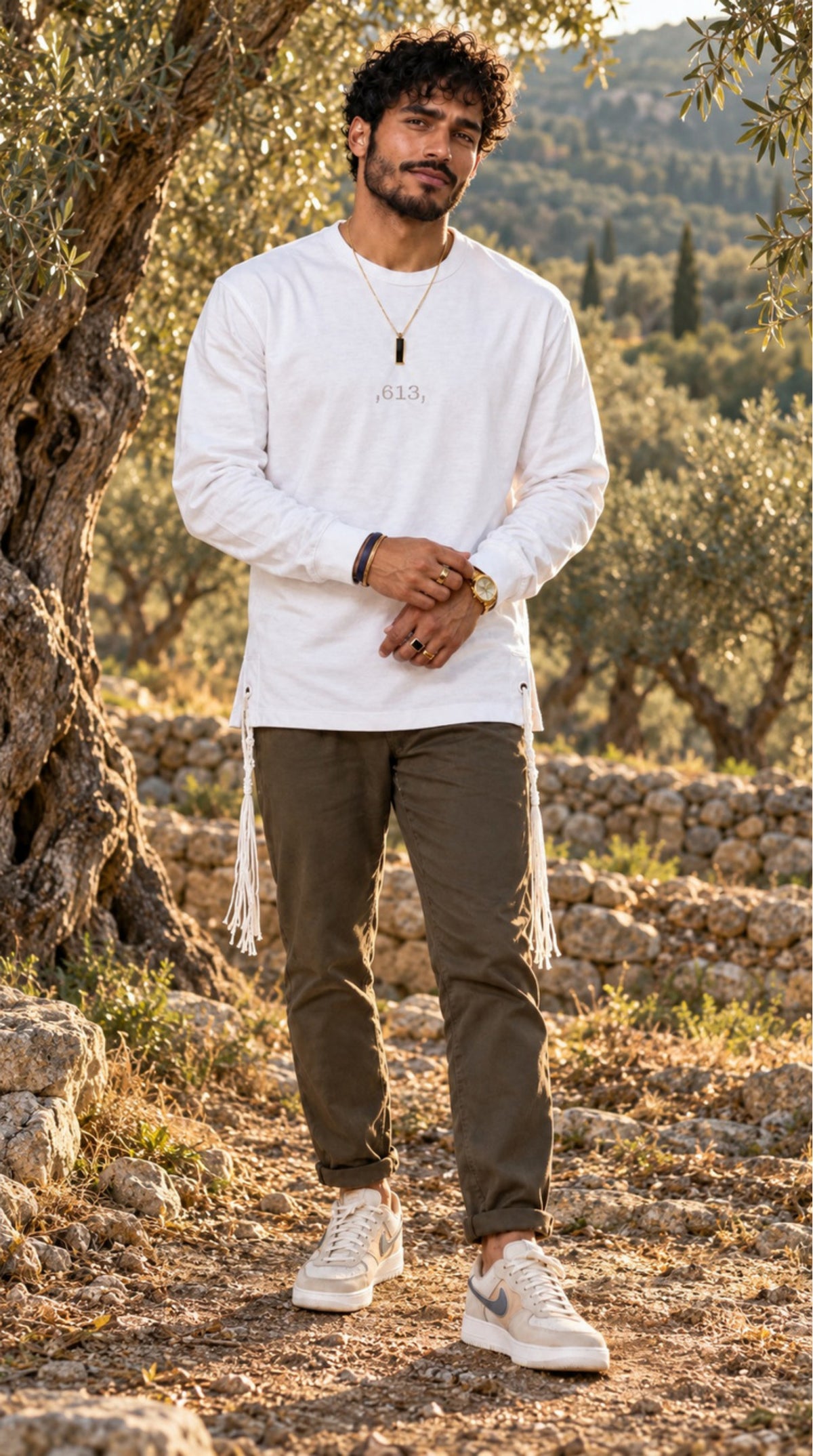 Blessing Circle של 613, חולצת ציצית לבנה עם שרוול ארוך, צילום חוץ בטבע