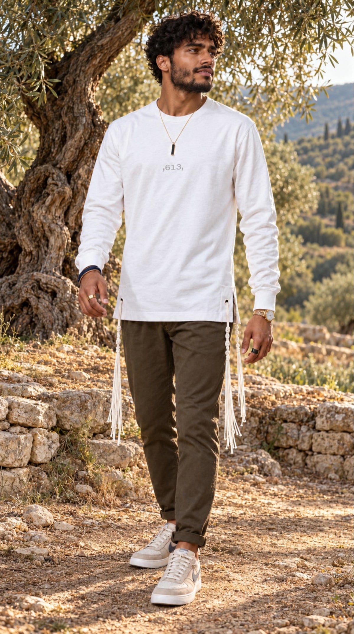 Blessing Circle של 613, חולצת ציצית לבנה עם שרוול ארוך, צילום חוץ בטבע