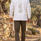 Blessing Circle של 613, חולצת ציצית לבנה עם שרוול ארוך, צילום חוץ בטבע