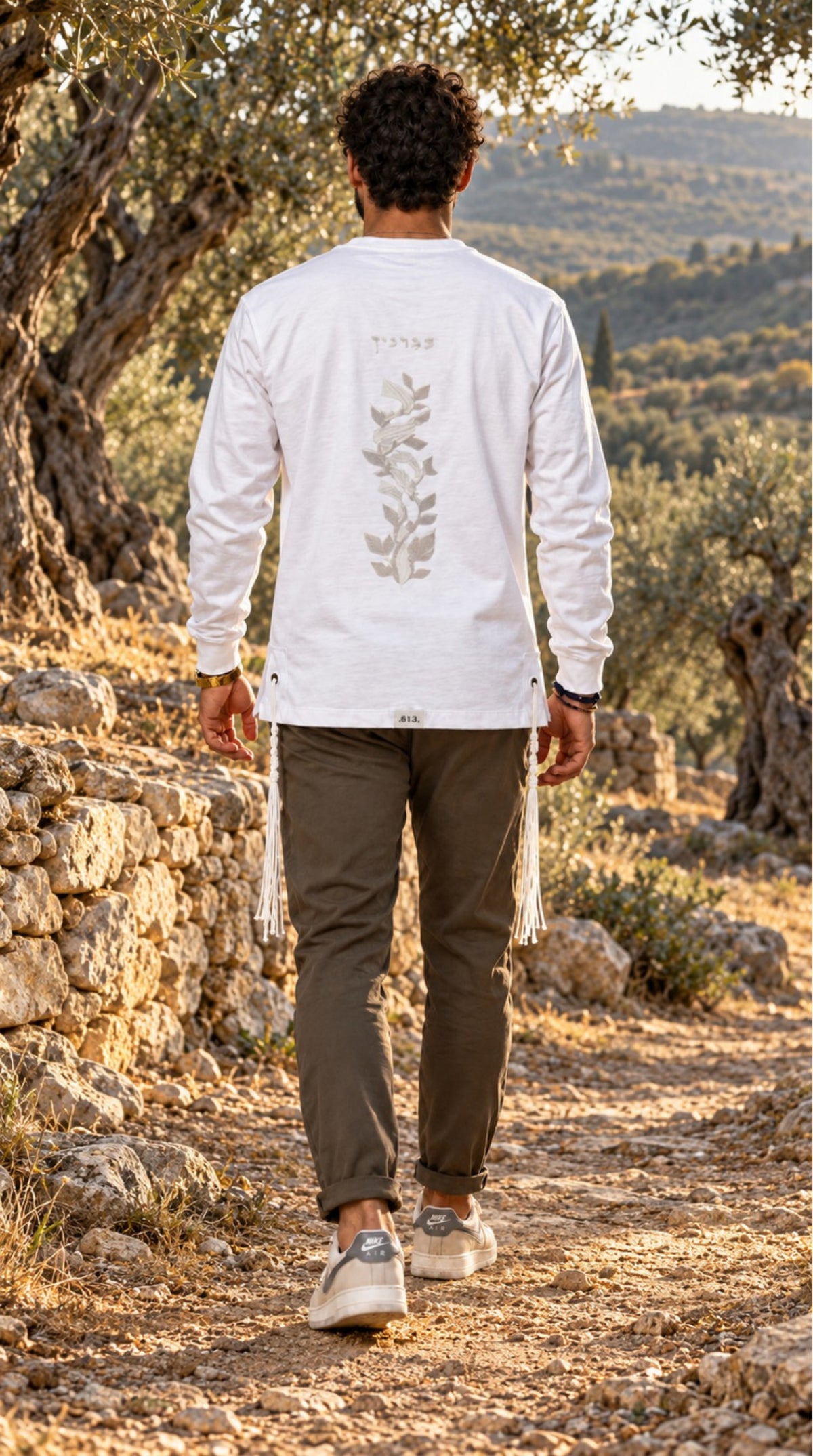 Blessing Circle של 613, חולצת ציצית לבנה עם שרוול ארוך, צילום חוץ בטבע
