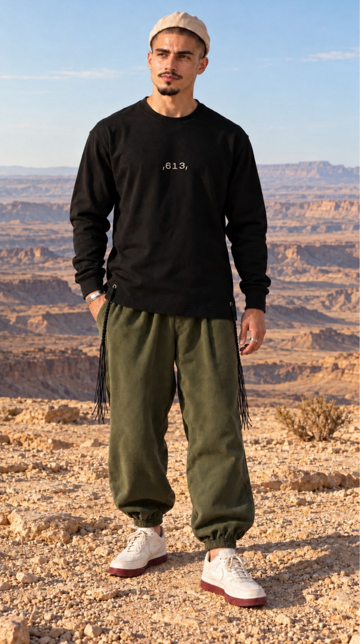 Divine Order (long sleeve) של 613, חולצת ציצית שחורה עם שרוול ארוך, צילום חוץ בנוף מדברי