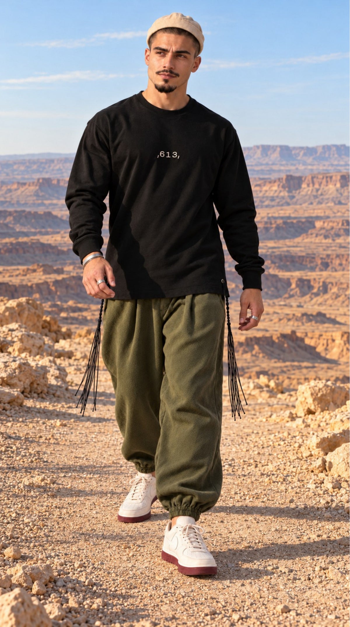 Divine Order (long sleeve) של 613, חולצת ציצית שחורה עם שרוול ארוך, צילום חוץ בנוף מדברי