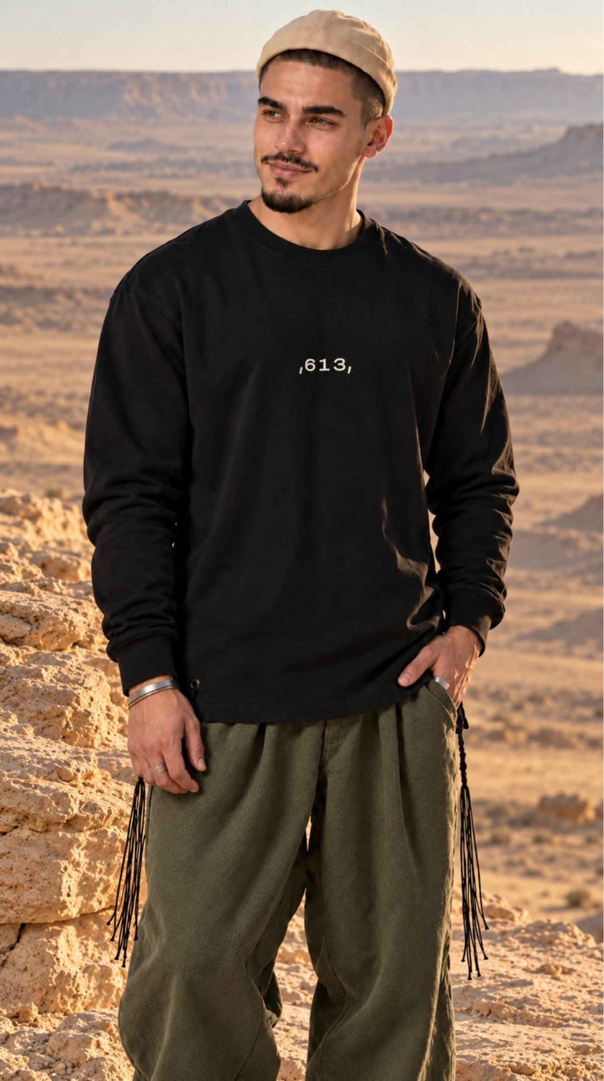 Divine Order (long sleeve) של 613, חולצת ציצית שחורה עם שרוול ארוך, צילום חוץ בנוף מדברי