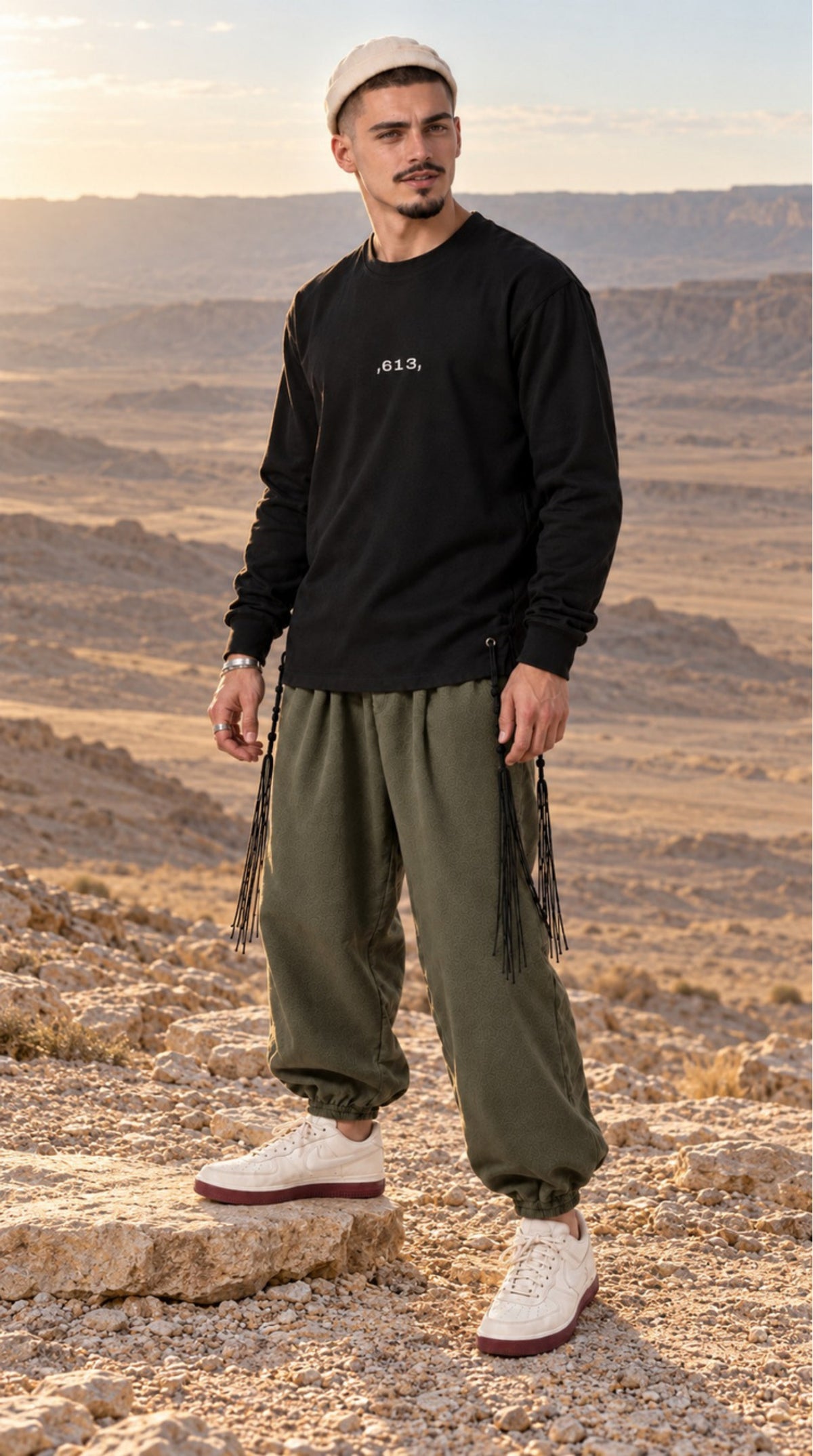 Divine Order (long sleeve) של 613, חולצת ציצית שחורה עם שרוול ארוך, צילום חוץ בנוף מדברי