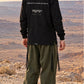 Divine Order (long sleeve) של 613, חולצת ציצית שחורה עם שרוול ארוך, צילום חוץ בנוף מדברי