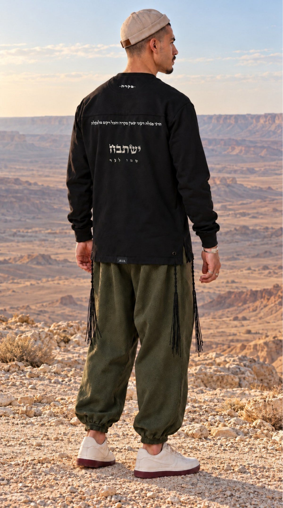 Divine Order (long sleeve) של 613, חולצת ציצית שחורה עם שרוול ארוך, צילום חוץ בנוף מדברי