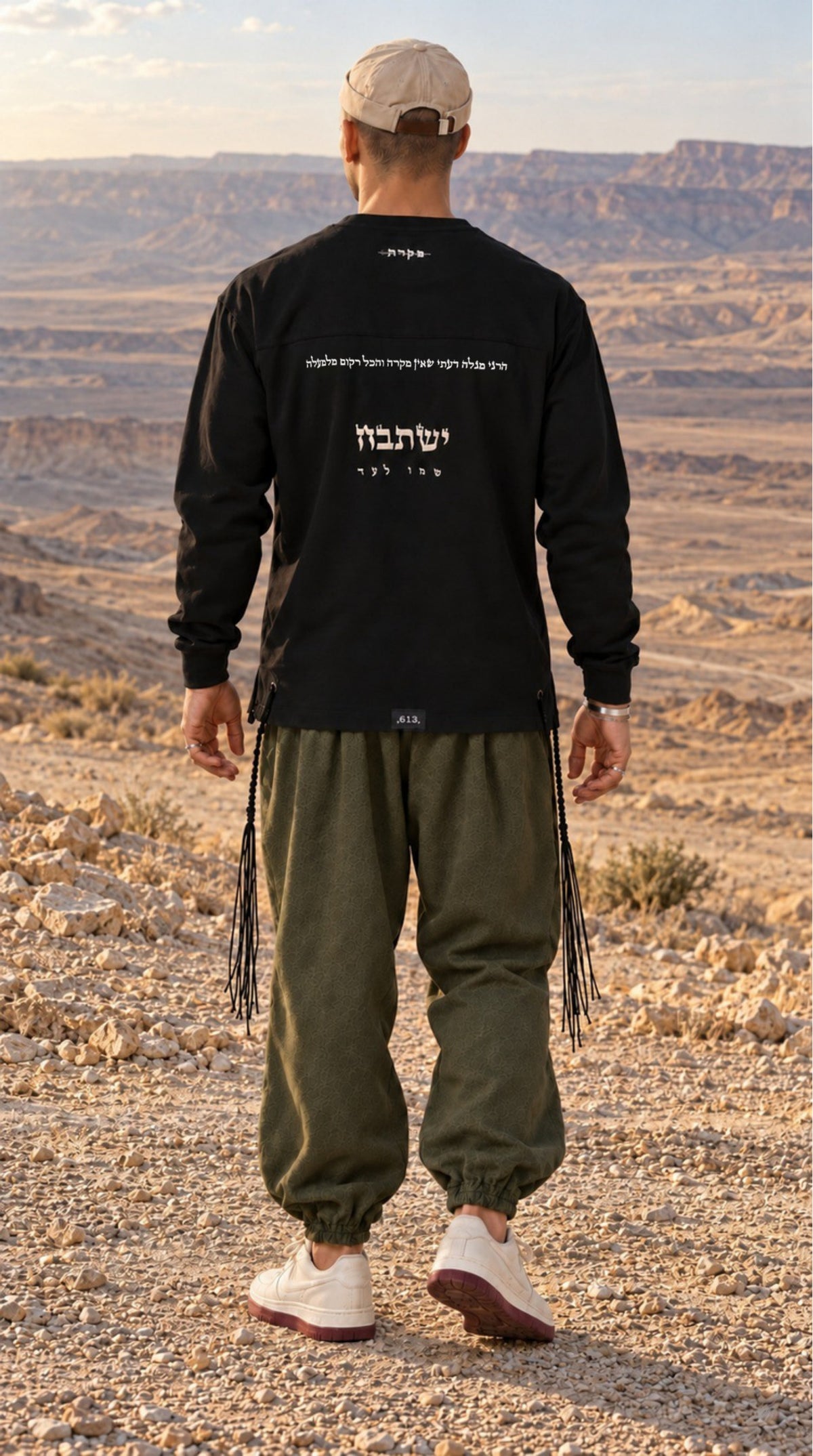 Divine Order (long sleeve) של 613, חולצת ציצית שחורה עם שרוול ארוך, צילום חוץ בנוף מדברי