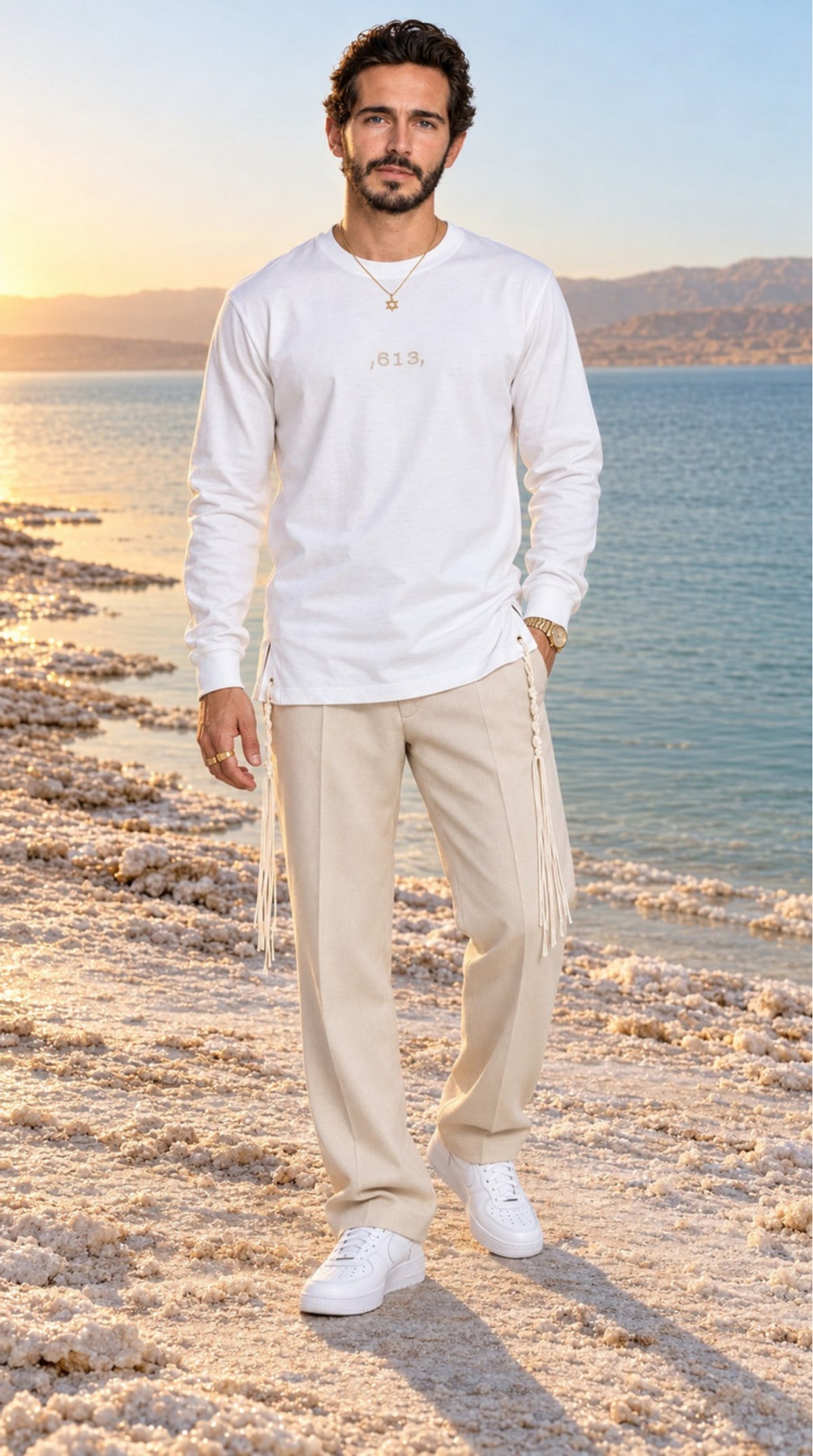 Divine Order (long sleeve) של 613, חולצת ציצית לבנה עם שרוול ארוך, צילום חוץ מול נוף פתוח