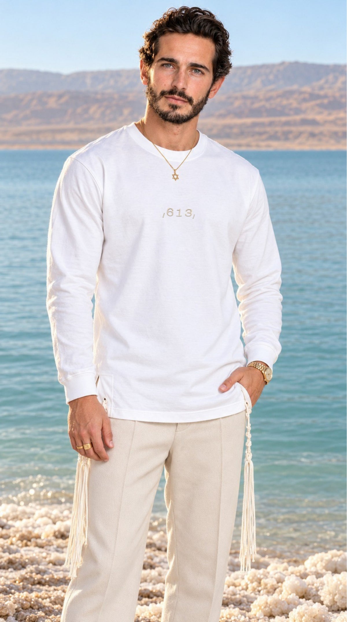 Divine Order (long sleeve) של 613, חולצת ציצית לבנה עם שרוול ארוך, צילום חוץ מול נוף פתוח