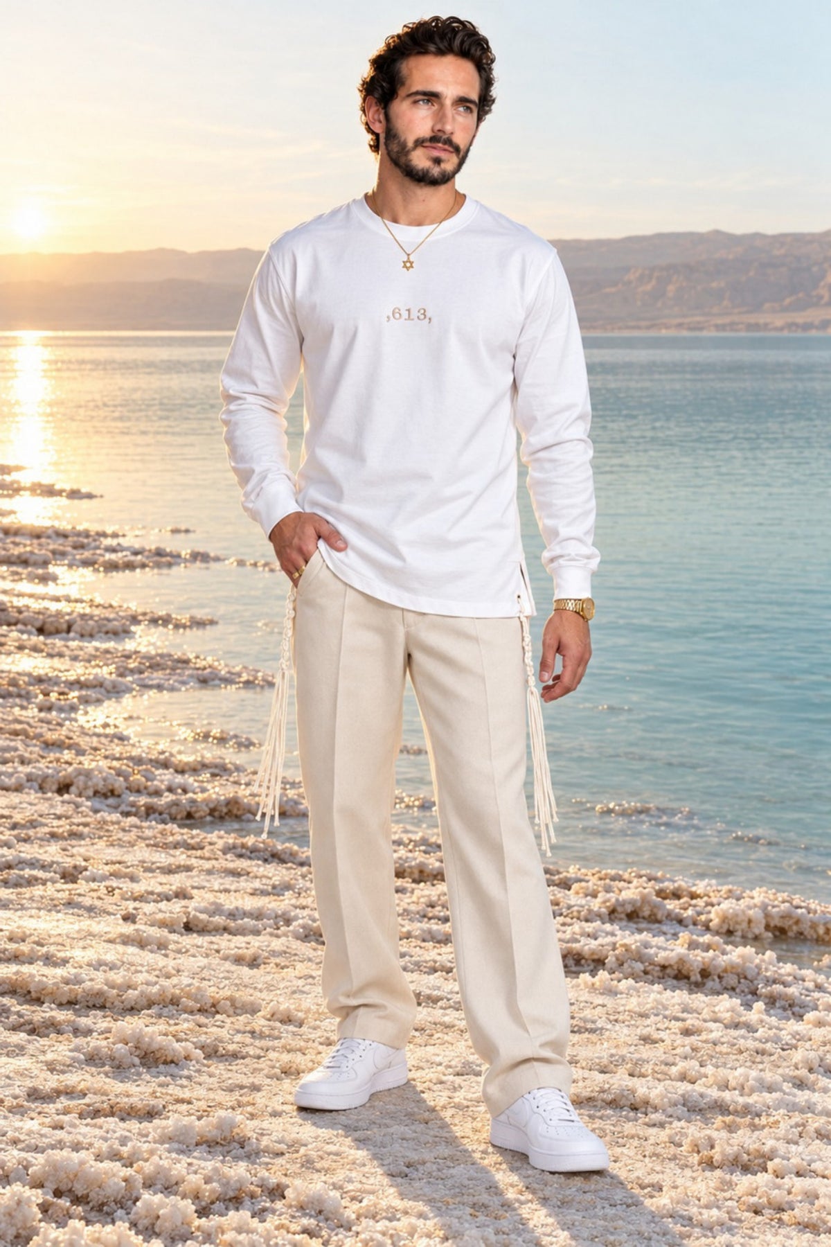Divine Order (long sleeve) של 613, חולצת ציצית לבנה עם שרוול ארוך, צילום חוץ מול נוף פתוח