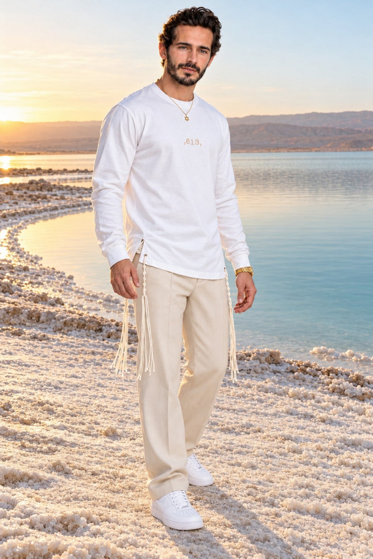 Divine Order (long sleeve) של 613, חולצת ציצית לבנה עם שרוול ארוך, צילום חוץ מול נוף פתוח