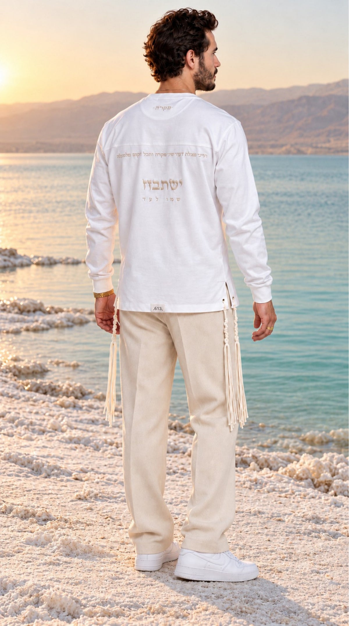 Divine Order (long sleeve) של 613, חולצת ציצית לבנה עם שרוול ארוך, צילום חוץ מול נוף פתוח