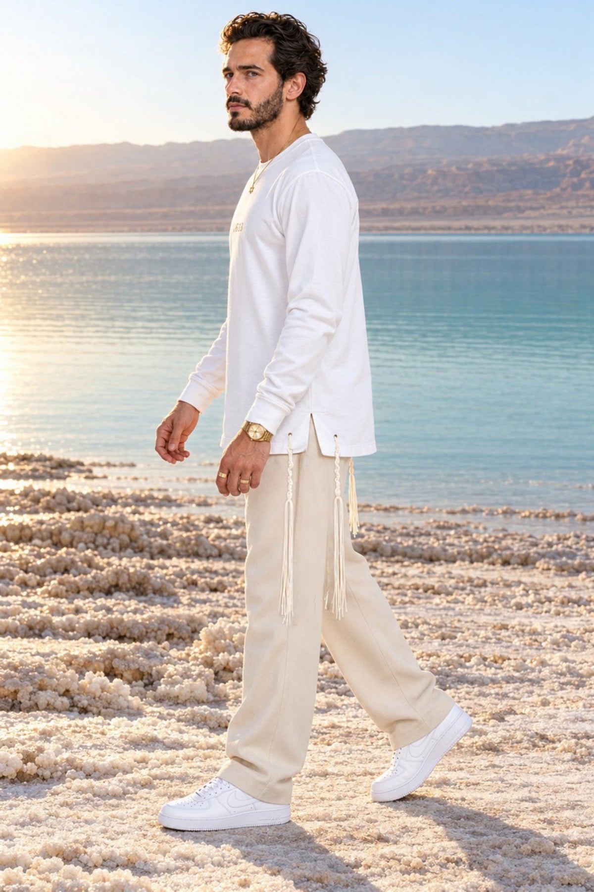 Divine Order (long sleeve) של 613, חולצת ציצית לבנה עם שרוול ארוך, צילום חוץ מול נוף פתוח