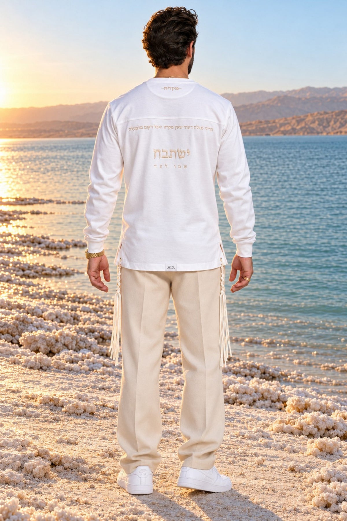 Divine Order (long sleeve) של 613, חולצת ציצית לבנה עם שרוול ארוך, צילום חוץ מול נוף פתוח