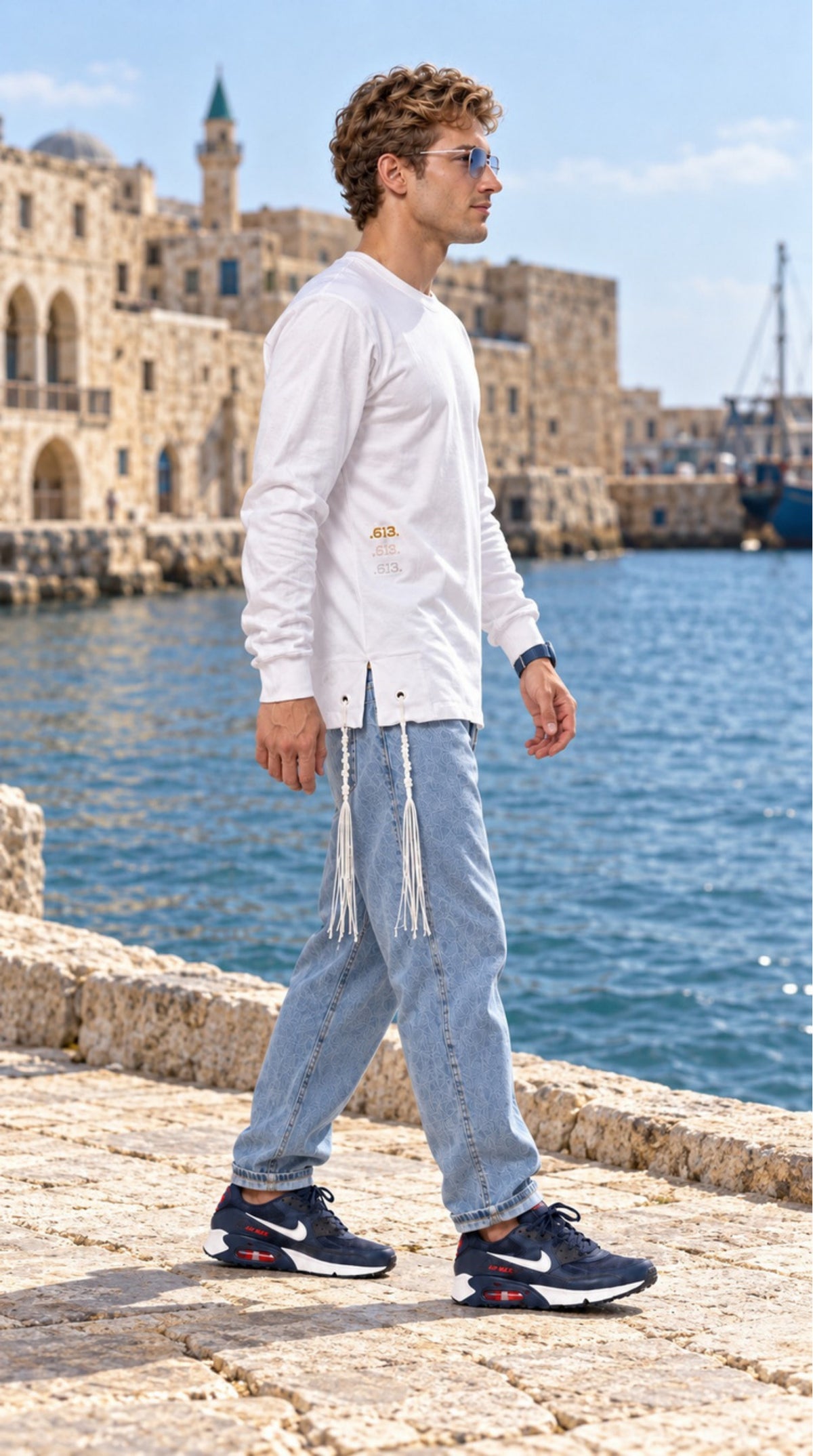 True Balance של 613, חולצת ציצית לבנה עם שרוול ארוך, צילום חוץ ליד הים